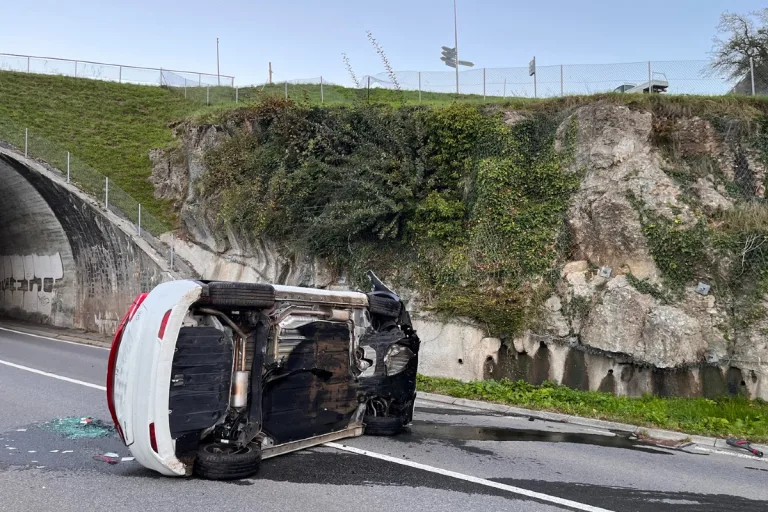 Spektakulärer Unfall in Weggis - Auto rollt über Abhang auf Kantonsstrasse