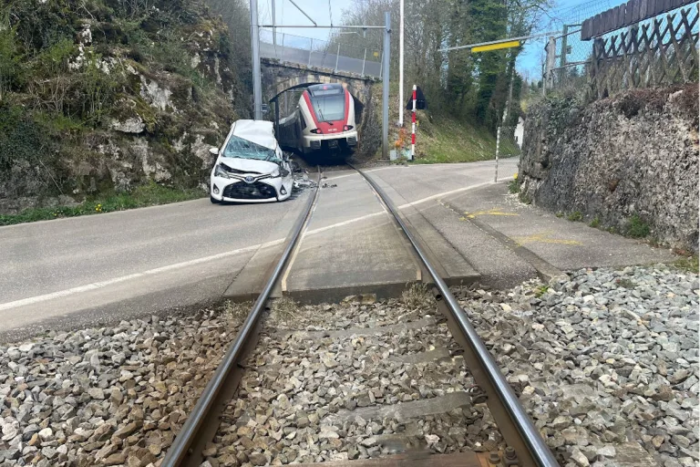 Grandgourt JU – Auto von Zug erfasst