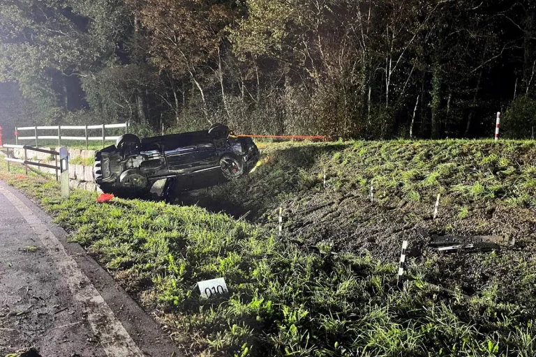 Neerach ZH - Auto liegt nach Unfall auf dem Dach