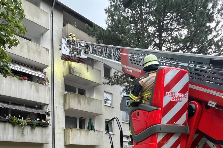 Essen NW – Balkonbrand in Mehrfamilienhaus