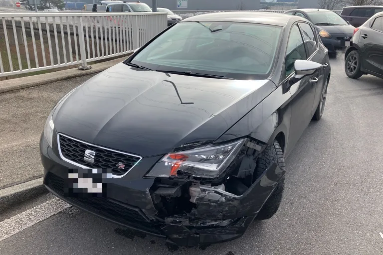 Bilten GL - Unfall kurz nach Autobahnausfahrt 