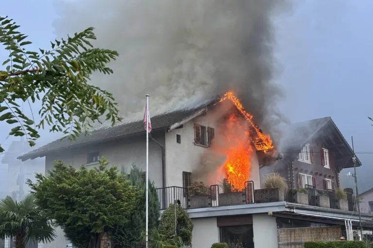 Sisikon UR - Haus in Vollbrand