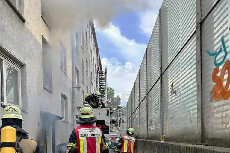 Essen NW – Aufwändige Rettung von Personen bei Brand von Mehrfamilienhaus 