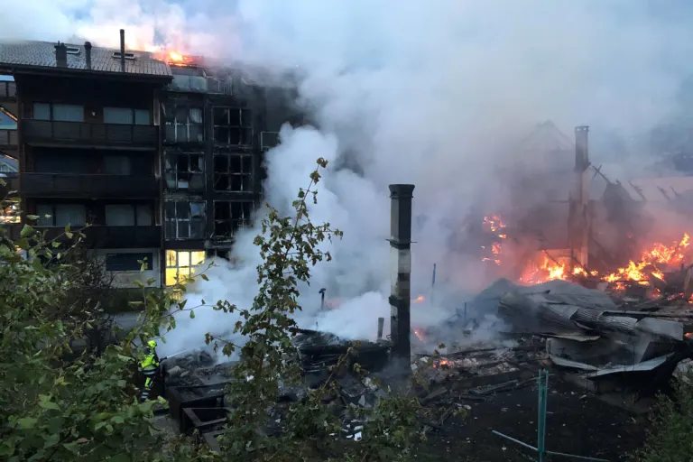 Katastrophe in Zweisimmen BE – Grossbrand zerstört mehrere Gebäude