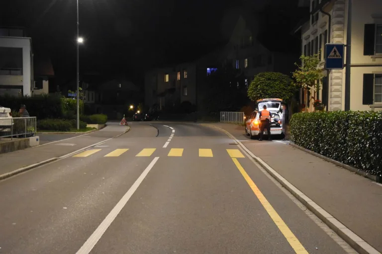  Schänis SG - 9-Jähriger auf Trottinett kollidiert mit Auto