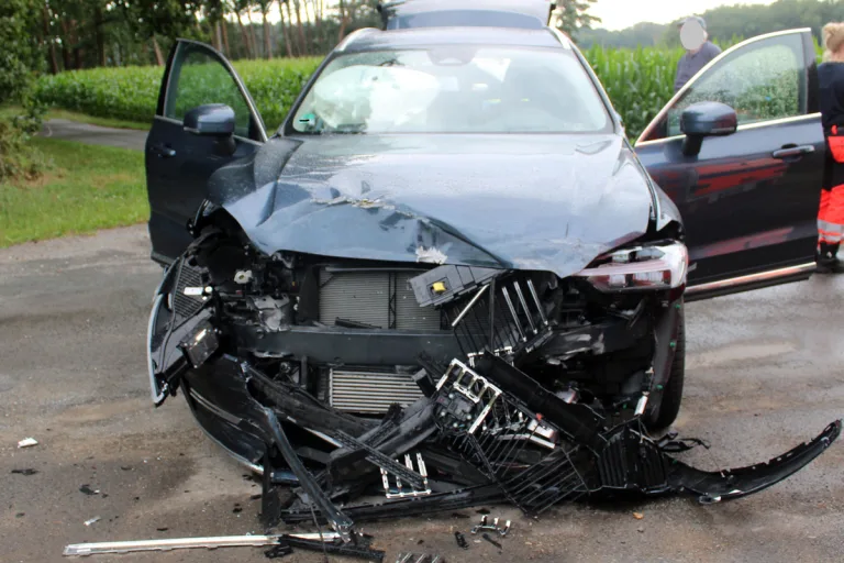 Petershagen NW – Drei verletzte Personen bei Unfall von Pkw mit Lieferwagen