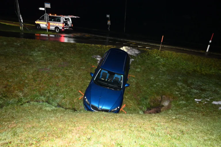 St. Peterzell SG – Bei Selbstunfall in Bachbett gelandet