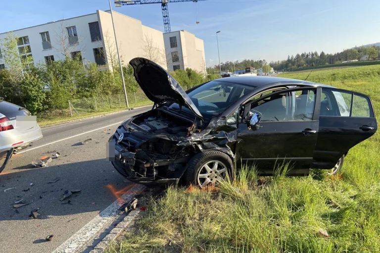 Döttingen AG - Drei Verletzte nach Autoüberschlag