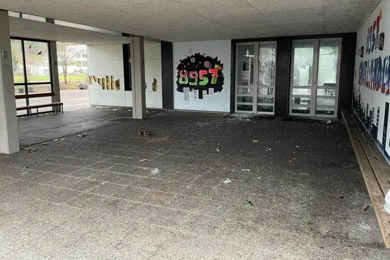 Spreitenbach AG - Vandalen richten massiven Sachschaden an 