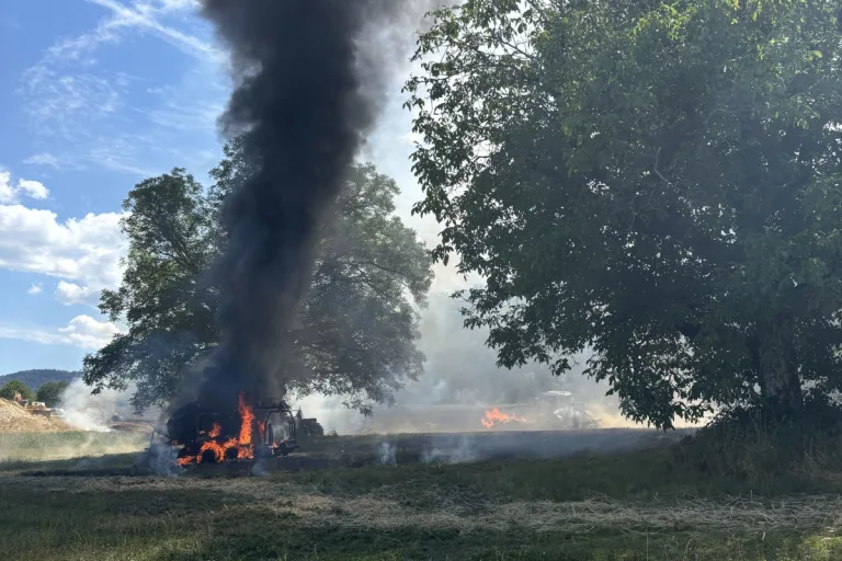 Laufen BL – Feuerwehr löscht Brand von Ballenpresse