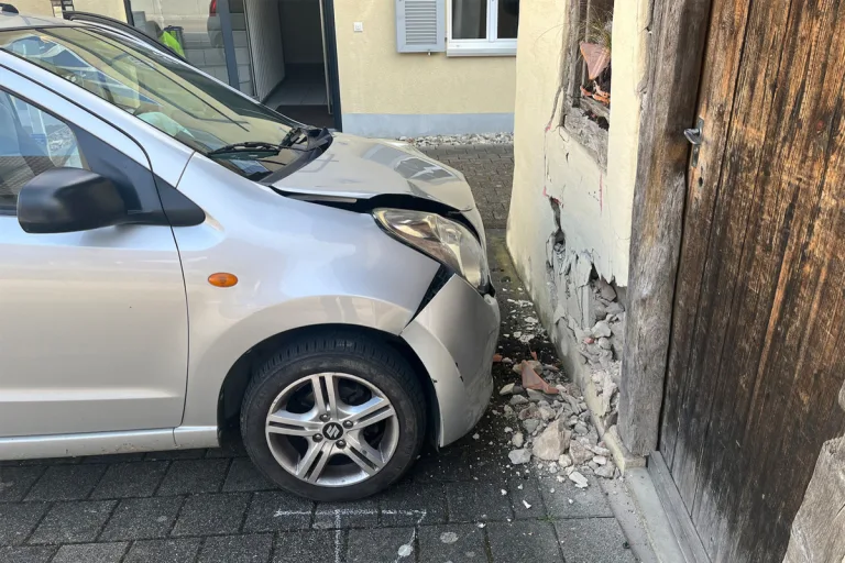 Unfall in Seltisberg BL - Fahrradlenker (8) von Auto erfasst 