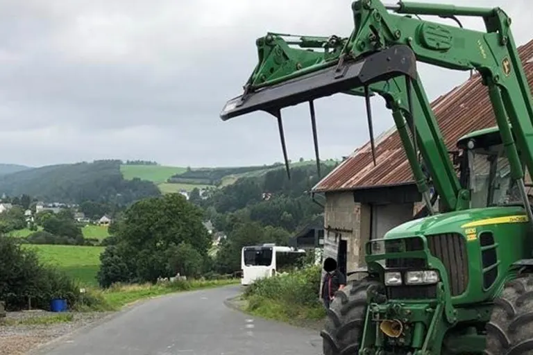 Sellerich - Unfall zwischen Traktor und Schulbus mit 70 Kinder