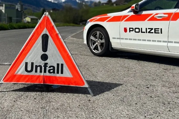 Vorderthal SZ – Töfffahrerin bei Unfall schwer verletzt
