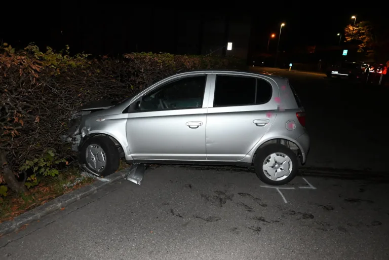 Degersheim SG – Alkoholisiert mit Auto in Strassenlaterne und gegen Böschung geprallt
