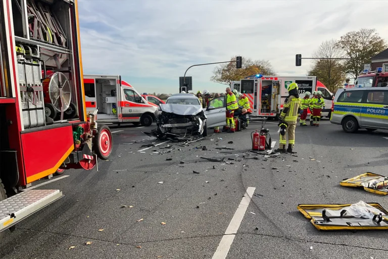 Alpen NW – Drei Verletzte bei Unfall auf Kreuzung