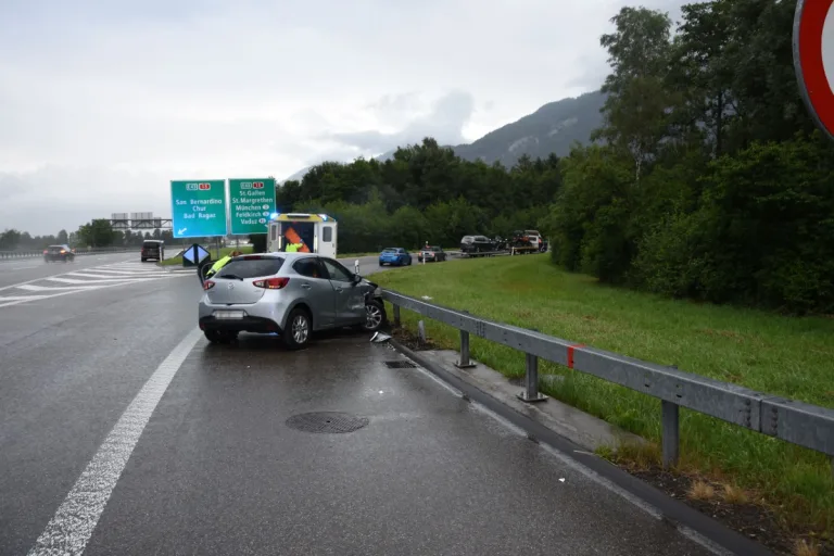 Mels SG - Autolenkerin fährt gegen Anhängerzug
