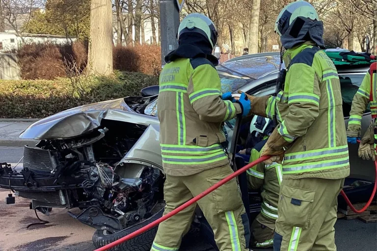 Dresden – 78-Jähriger nach Unfall eingeklemmt