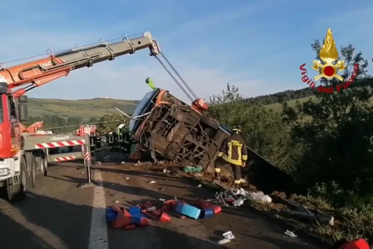 Vallesaccarda A16 (IT) - Flixbus und fünf Autos in Horrorunfall mit Todesfolge heute verwickelt