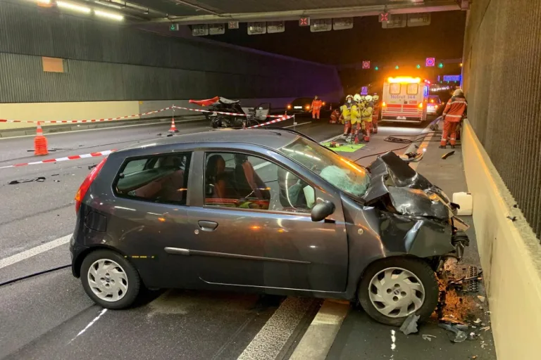 Zürich -  Sechs Personen nach heftigem Crash auf der A1 im Spital - darunter auch zwei Kinder