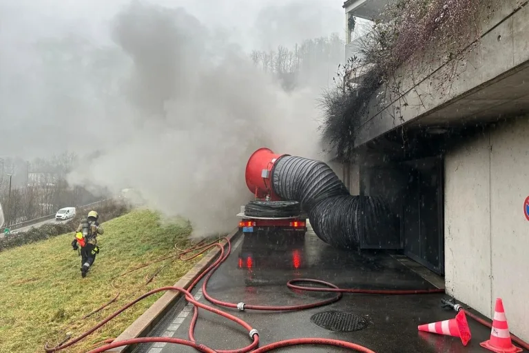 Aesch BL - Auto in Einstellhalle in Brand geraten
