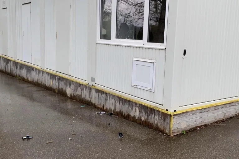Scheibe eines Bürocontainers beim Schulhaus Emmersberg in Schaffhausen mutwillig zerstört