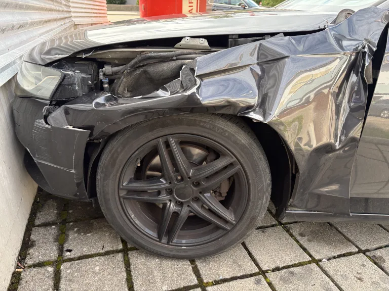 Flawil SG – Fahrunfähiger Lenker fährt nach Unfall weiter