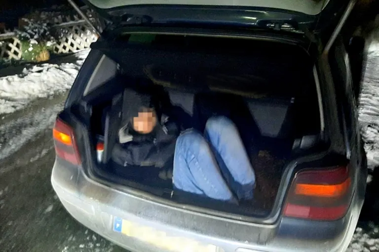Bayern - Jugendlichen Geschleusten im eiskalten Kofferraum transportiert 
