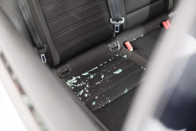 Polizeikontrolle eskaliert in St.Gallen - Beamter wird geschlagen - Autoscheibe eines Polizeiautos kaputt 