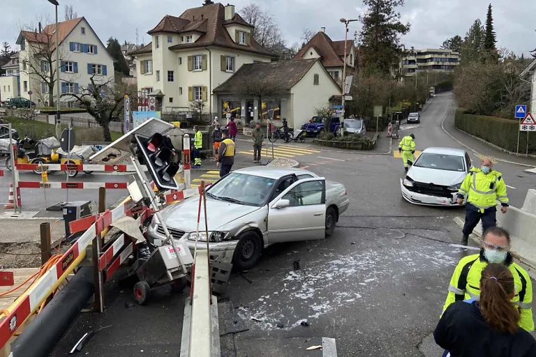 Liestal BL - 86-Jähriger verwechselt Brems- mit Gaspedal - Zwei Mädchen verletzt