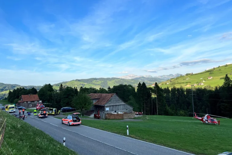 Wattwil SG - Horrorunfall auf der Rickenstrasse - zwei Töfffahrer lebensbedrohlich verletzt