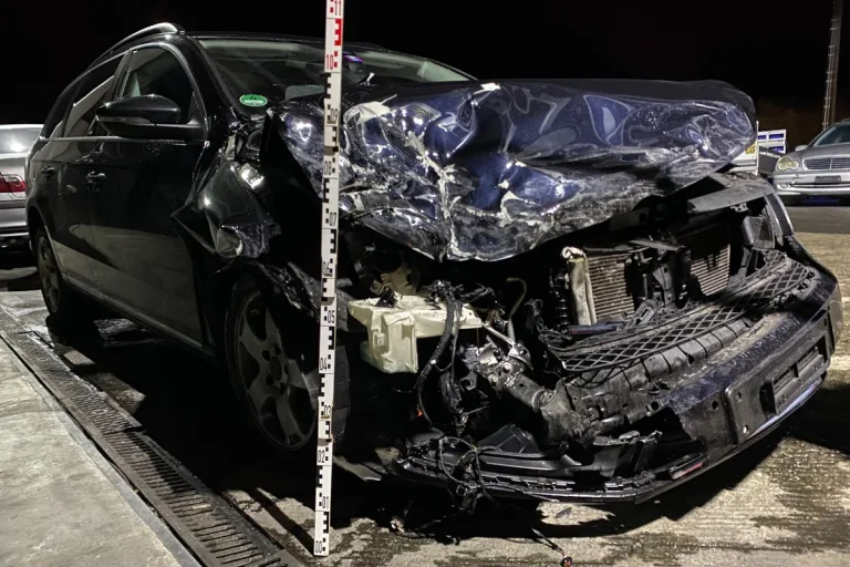 Baar ZG - Mit Rot durchgefahren und Unfall gebaut