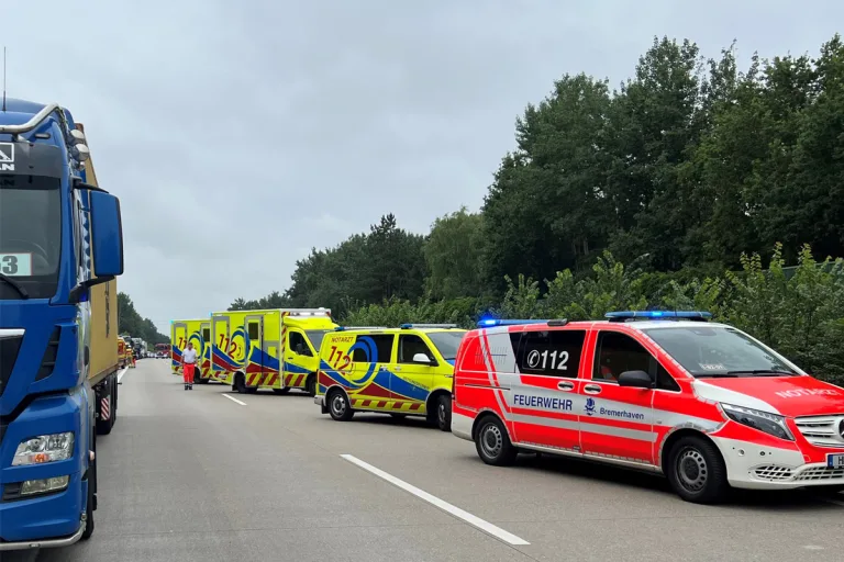 A27 Bremerhaven HB – Vier Verletzte teils Kinder bei Unfall von LKW mit Pkw