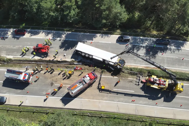 A2 Villach – Lkw durchbricht Leitschiene und kippt um