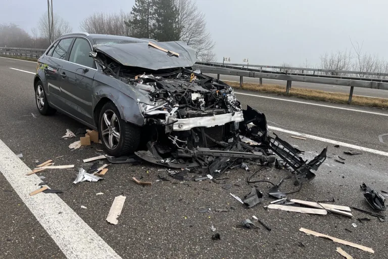 Schmerikon SG /A15 - Autofahrerin kracht gegen Anpralldämpfer 