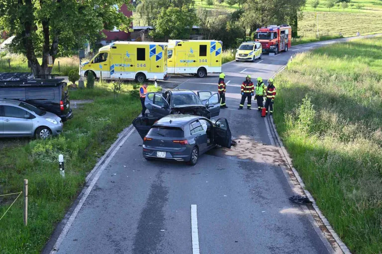 Waldkirch SG - Zwei Personen bei Frontalkollision verletzt