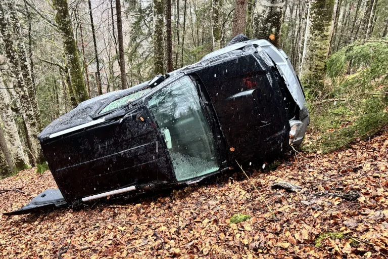 Unfall in Haslen GL – Auto überschlägt sich nach Ausweichmanöver