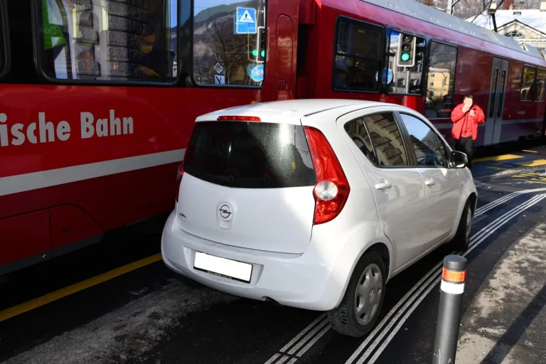 Chur – Trotz Ausweichmanöver von Bahn erfasst