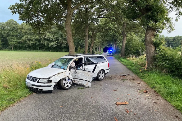 Coesfeld-Sirksfeld – Auto prallt gegen Baum