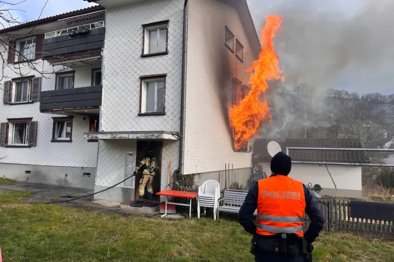 Thal SG - Zwei Personen nach Brand ins Spital eingeliefert