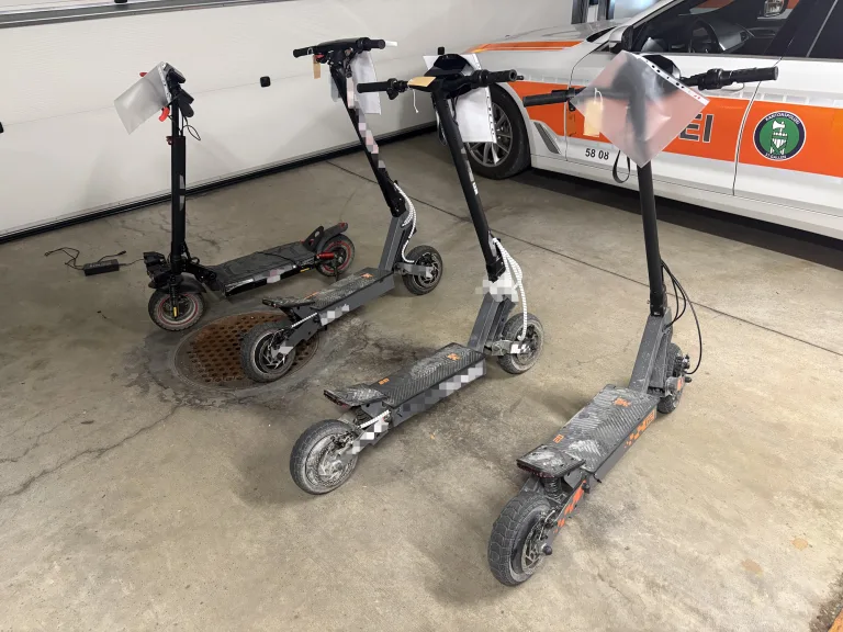 Kanton St.Gallen – Polizei stoppt getunte E-Scooter und Mofas