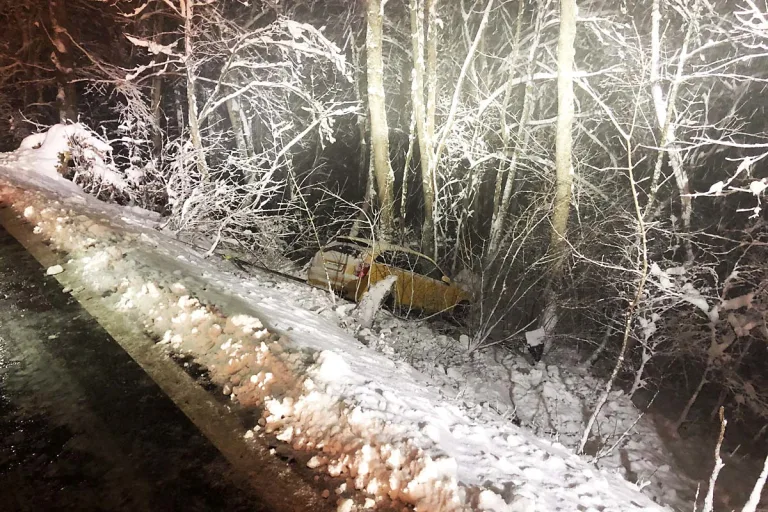 Unfall auf der Klausenstrecke bei Linthal GL - Auto rutscht Abhang hinunter!