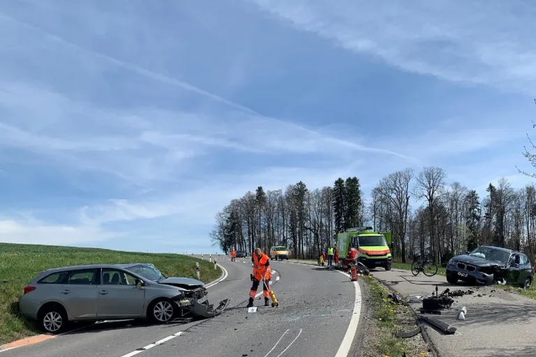 Horrorcrash in Mettmenstetten ZH - Zwei schwer verletzte Frauen nach heftiger Frontalkollision!