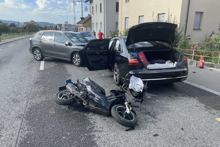 Arth SZ - Auto gerät auf Gegenfahrbahn - drei Verletzte beim Unfall
