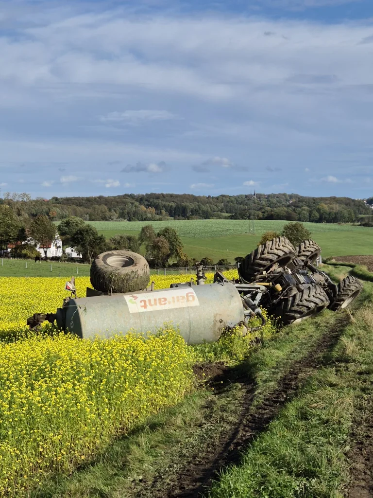 Sprockhövel – Traktor mit Gülleanhänger bei Unfall umgekippt