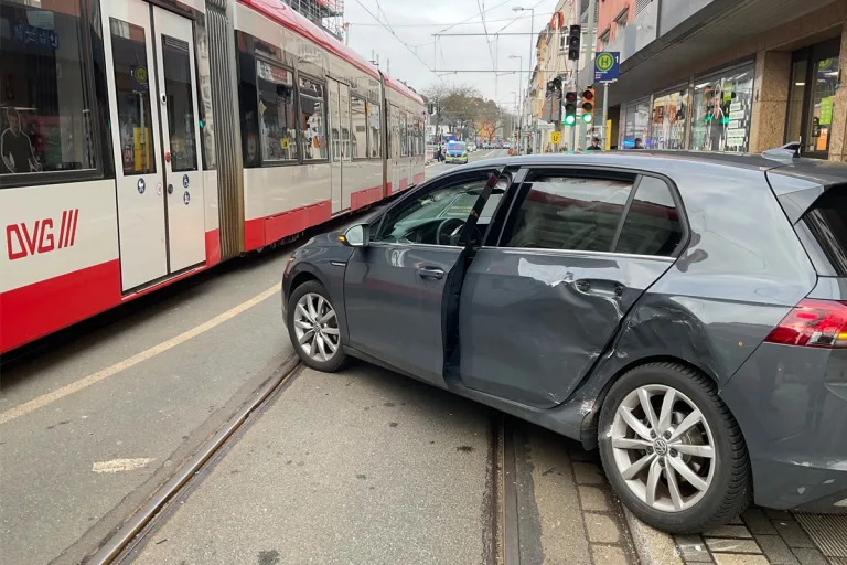 Mülheim (Ruhr) – Verletzte bei Unfall von Pkw mit Straßenbahn 