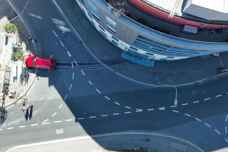 Chur GR – Auto kracht bei Unfall gegen Hausmauer