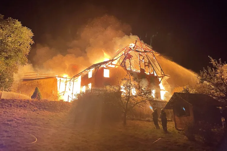 Utzigen BE - Brand zerstört Bauernhaus 