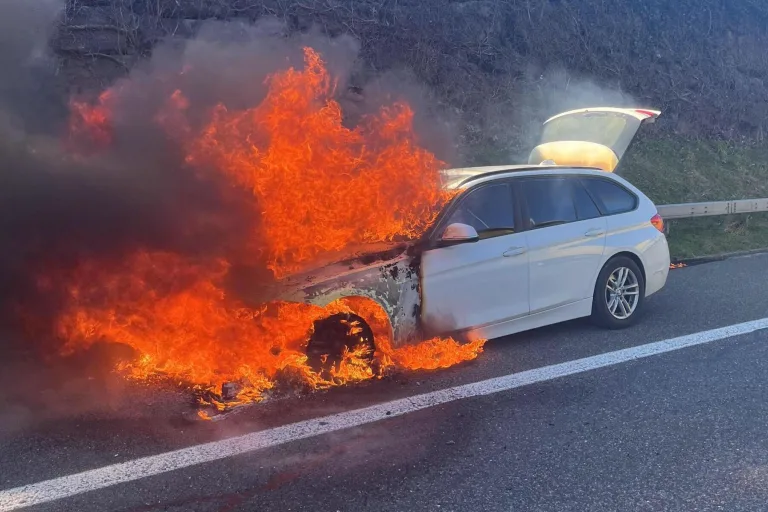 Montlingen  SG - Auto auf A13 komplett ausgebrannt