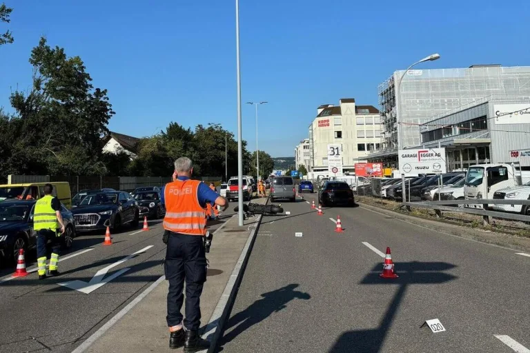 Urdorf ZH - Motorradlenker verstirbt noch auf der Unfallstelle