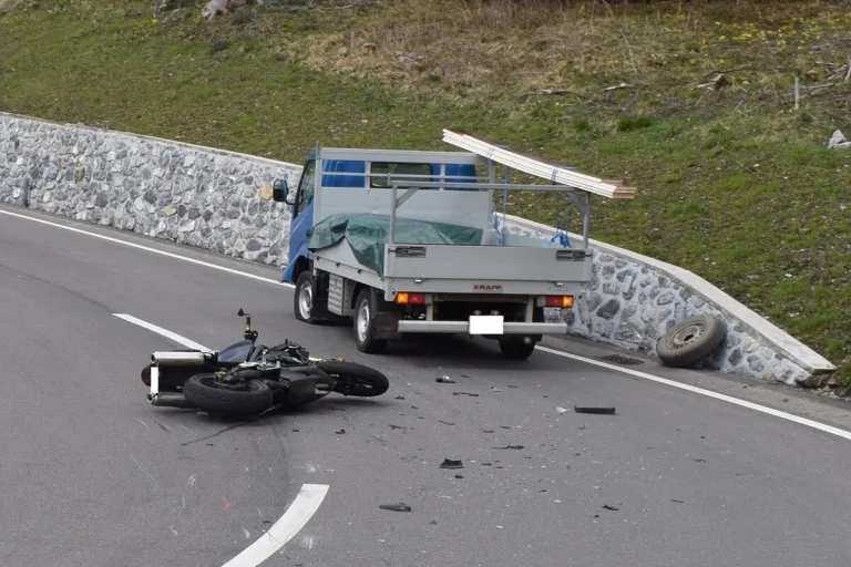 Motorradfahrer kollidiert in Urnäsch AR mit Lieferwagen 